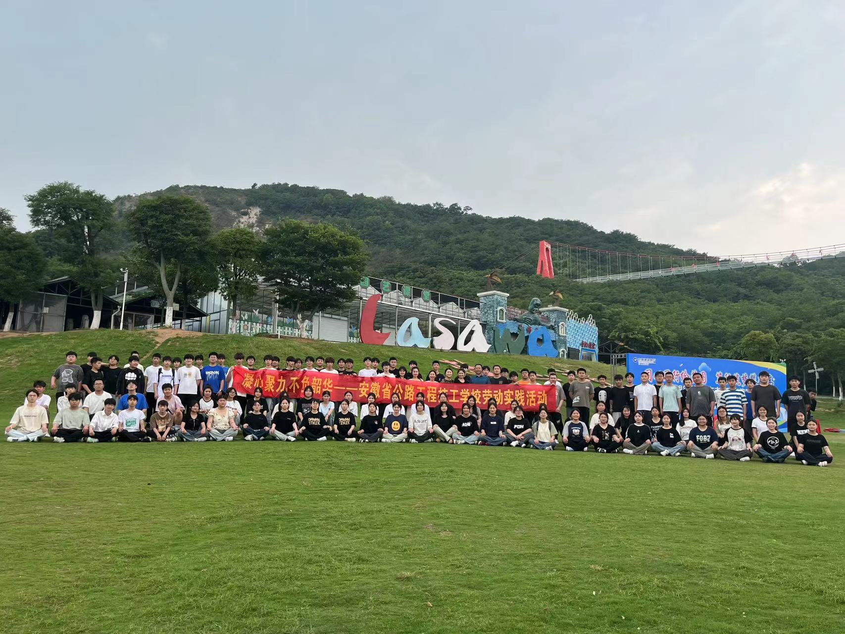 我校組織學(xué)生開(kāi)展勞動(dòng)實(shí)踐活動(dòng)